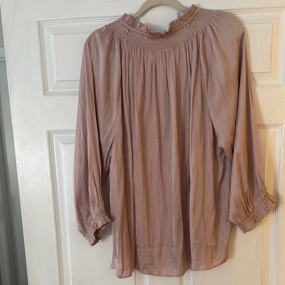 Chic Mauve Ruffle Blouse - Picture 3 of 4